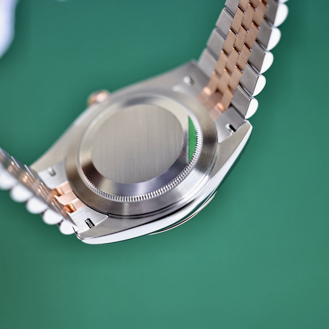 Nắp đáy Rolex: Mặt sau ẩn chứa bí mật